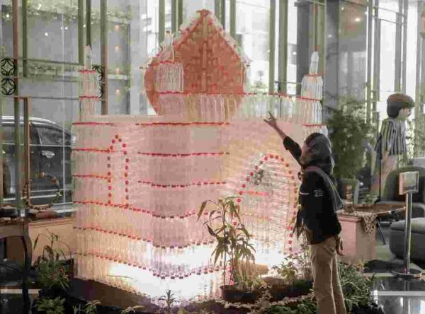 Ribuan Botol Plastik dan Cangkang Telur Ayam Jadi Miniatur Masjid di Hotel Solia Zigna Kampung Batik