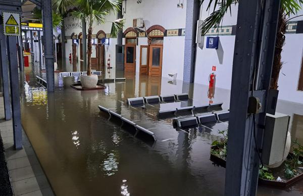 Semarang Banjir, KAI Daop 4 Alihkan Pelayanan Penumpang di Stasiun Poncol