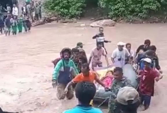 Heboh Ibu Hamil di Kupang Dievakuasi Lewati Banjir Bandang Untuk Bersalin