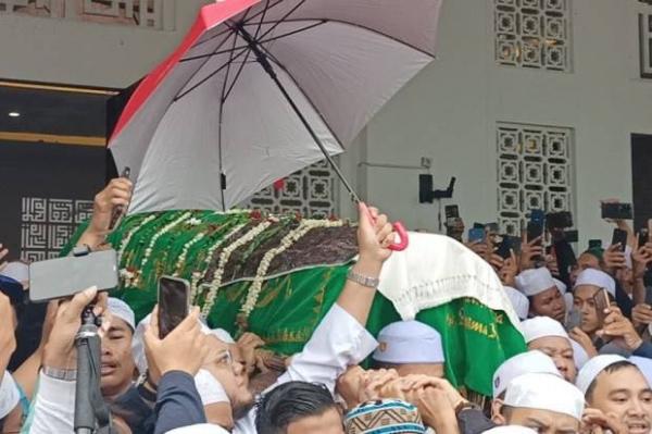 Ribuan Pelayat Antarkan Jenazah Habib Hasan bin Ja'far Assegaf ke Pemakaman