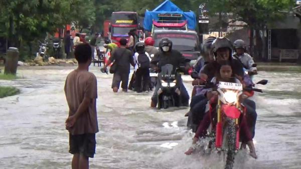 Pengendara Nyaris Terjatuh saat Melintasi Banjir di Jalan Grobogan-Kudus