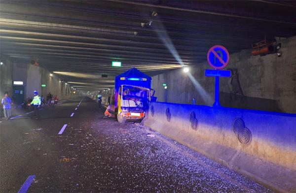 Brakkkk Truk Tabrak Pembatas Jalan di Underpass Bandara YIA
