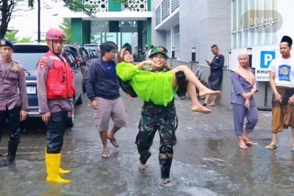 Aksi Sigap Prajurit TNI Berjibaku Evakuasi Warga Terdampak Banjir di Genuk Semarang