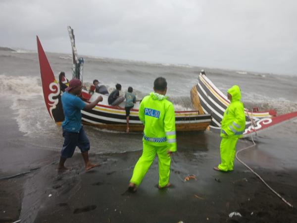 Satpolairud Berhasil Menyelamatkan Nelayan Korban Kapal Karam di Perairan Situbondo