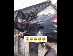 Usai Motor Nyangkut di Atap Viral di Medsos, Kini Giliran Mobil Nangkring di Atas Rumah