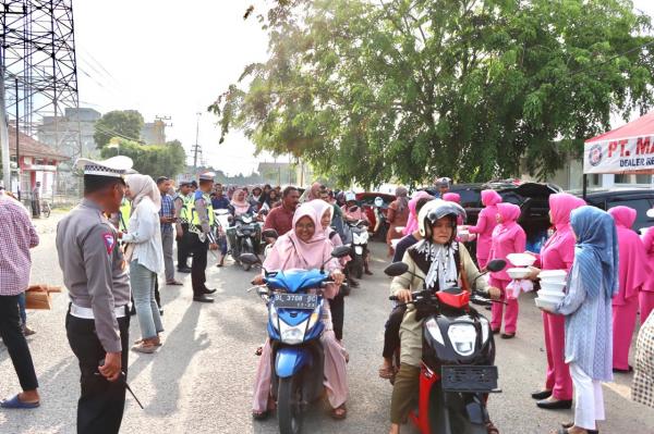 Potret Ibu-ibu Bhayangkari Bagikan 600 Paket Takjil Buka Puasa Kepada Pengendara di Pidie Jaya Aceh