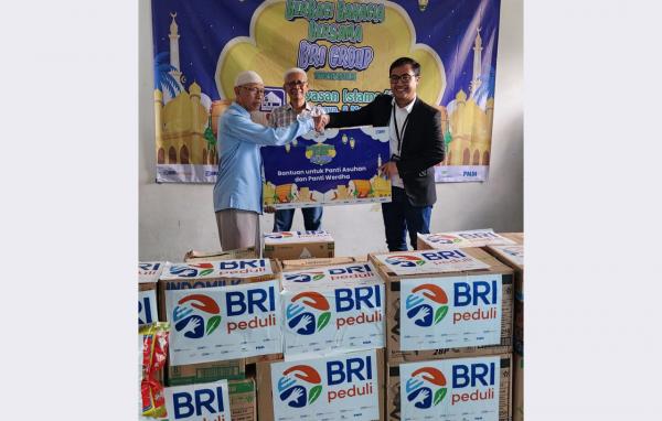 BRI Surabaya Bagikan Paket Sembako untuk Anak Yatim di Benowo