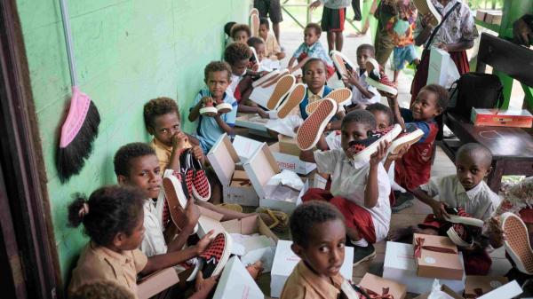 Telkomsel Salurkan Ratusan Sepatu kepada Pelajar Papua, Bentuk Dukungan Nyata untuk Pendidikan
