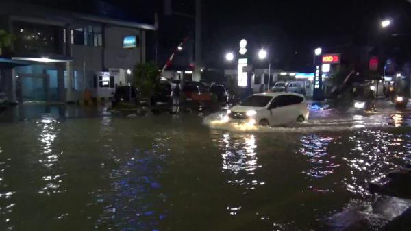 Banjir di Grobogan Rendam Rumah Sakit dan Kantor Bupati, BPBD Evakuasi Warga dari Atas Tanggul