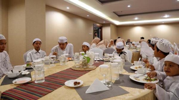 Ramadan Berbagi, ASTON Inn Pandanaran Semarang Ajak Anak Yatim dan Dhuafa Rasakan Menginap di Hotel