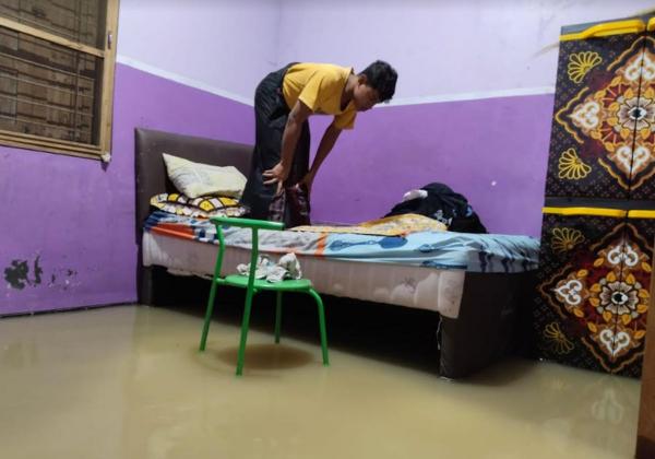 Warga Grobogan Terpaksa Berbuka Puasa Hingga Salat Taraweh di Tengah Kepungan Banjir