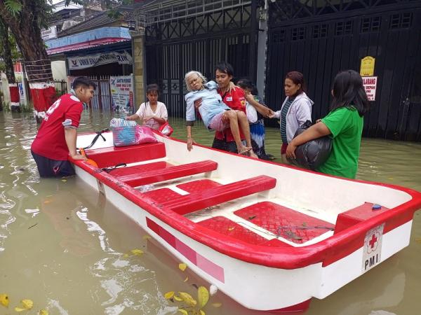 PMI Bantu Evakuasi Warga Grobogan Terdampak Banjir dan Siapkan Dapur Umum
