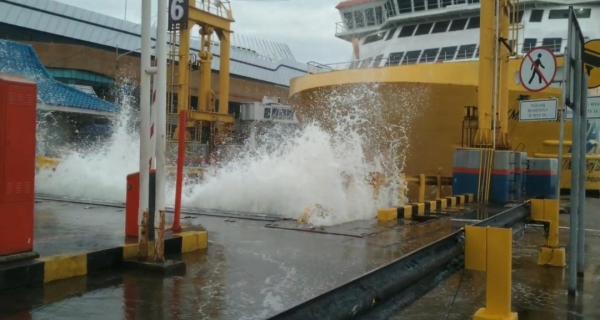 Cuaca Buruk, Truk-truk Logistik Menumpuk di Pelabuhan Merak