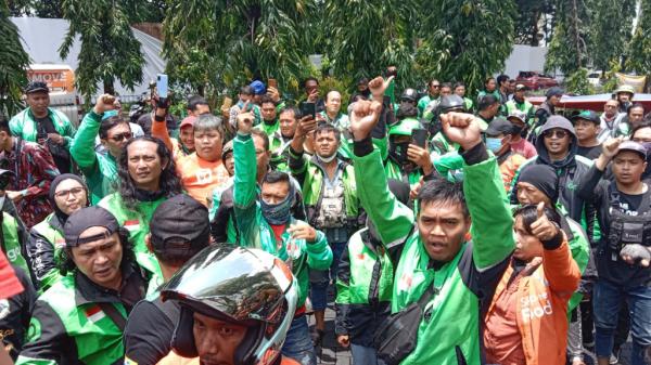 Tuntutan Belum Dipenuhi, Aksi Solidaritas Ojol Surabaya Sepakat Boikot Apartemen Puncak Kertajaya