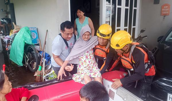 Ratusan SAR Berjibaku Selamatkan Warga Terdampak Banjir di Semarang