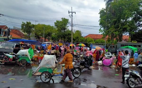 Kisah Pedagang Pasar Tradisional Srimangunan di Tengah Banjir Sampang, Terpaksa Pindah ke Alun-Alun