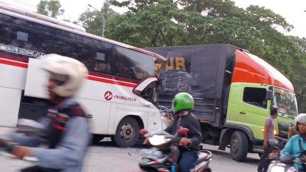 Tabrakan Maut Bus VS Truk di Jalan Lingkar Luar Karawang, Juru Parkir Tewas, 15 Orang Luka