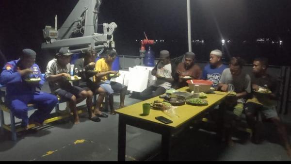 Anggota Ditpolairud Polda NTT Buka Puasa Bersama Nelayan di Teluk Hansisi, Pulau Semau