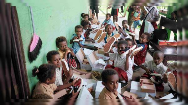 Salurkan Ratusan Pasang Sepatu, Telkomsel Sambungkan Senyuman Pelajar di Papua