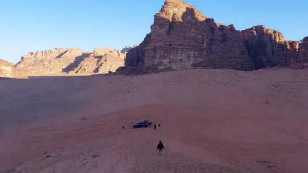 Asyiknya Berpetualang Ala Planet Mars di Gurun Pasir Wadi Rum Yordania