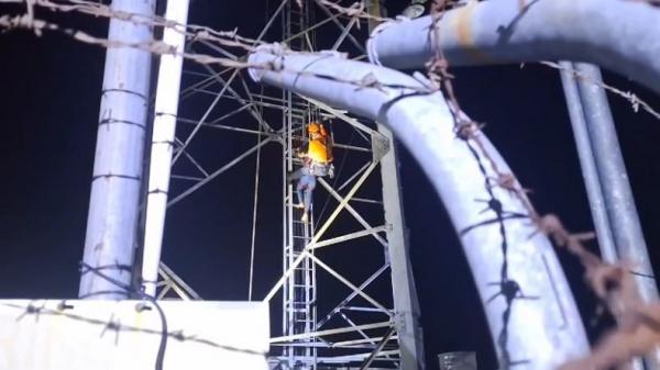 Perempuan Muda Nekat Panjat Tower 30 Meter di Sumber Rejo, Diduga Depresi Coba Bunuh Diri