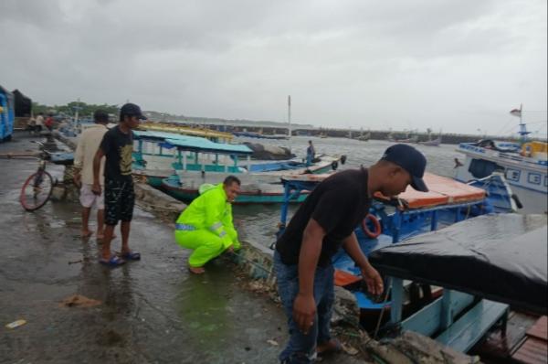 Cuaca Buruk, Nelayan Situbondo Hentikan Aktivitas, Jaga Kapal dari Benturan Sesama Kapal