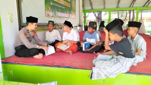 Isi Bulan Ramadhan, Bripda Makhrozi Mengajar Ngaji Al Qur’an di SDU IQRO' SIGLI