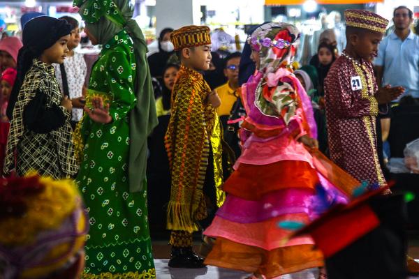 Potret Aksi Anak Peragakan Busana Muslim