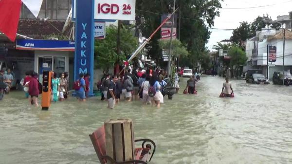 Tim BPBD Grobogan, Evakuasi Korban dan Warga yang Sakit di Tengah Banjir