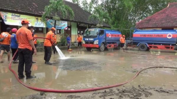 Pasca Banjir Puluhan Relawan Lakukan Bersih-bersih Sekolah