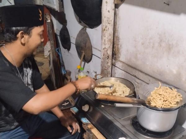 Gigih, Remaja di Kota Probolinggo Jual Stik Ladrang Hingga Jadi Tukang Pijat untuk Bertahan Hidup