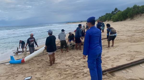 Perahu Nelayan Asal Sukabumi Tenggelam dan Terdampar di Pantai Santolo Garut