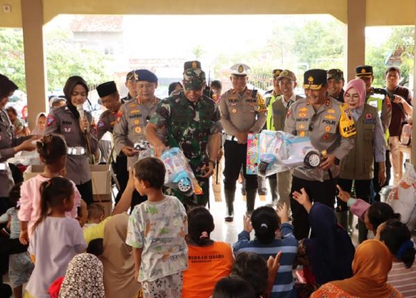 Kapolda Jateng dan Pangdam IV Diponegoro Sambangi Korban Banjir Grobogan