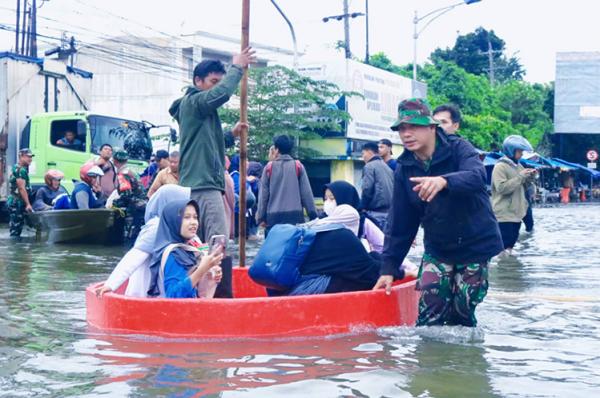 Potret Prajurit TNI Evakuasi Pasien hingga Dokter RSI Sultan Agung Terdampak Banjir Kaligawe