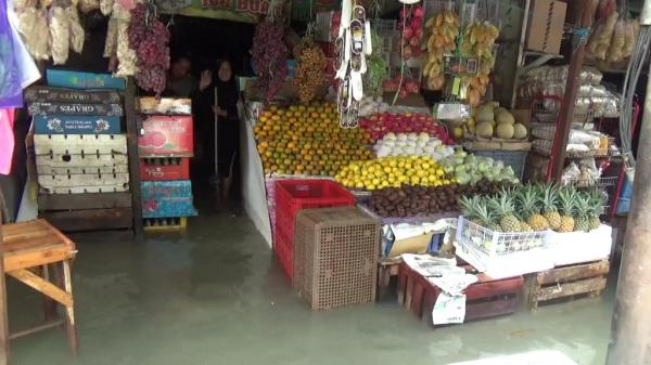 4 Hari Pasar Ditutup Pedagang Buah Nekat Berjualan di Pinggir Jalan, Dagangan Membusuk