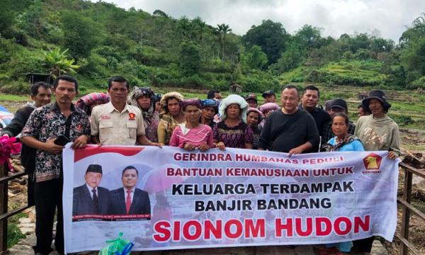 Hendri Tumbur Simamora Berikan Sembako kepada Korban Banjir Bandang Humbahas