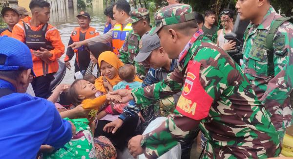TNI AL Kerahkan Personel Evakuasi Warga Terdampak Banjir di Jepara