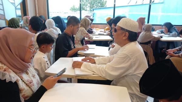Khusyuknya Penyandang Tunanetra di Kota Tasikmalaya Membaca Al-Qur'an Braille