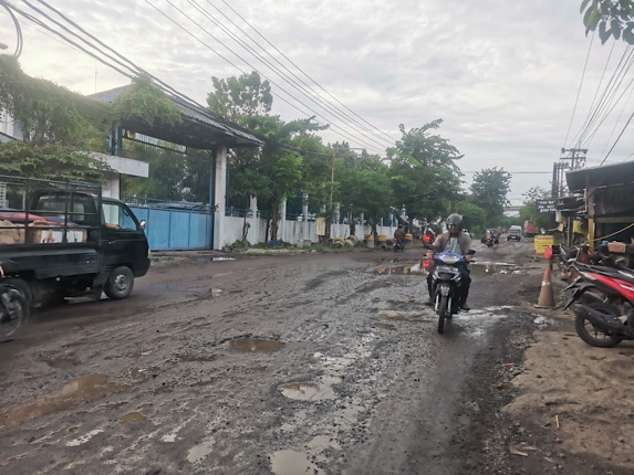 Berbahaya! Jalan Mayjen Sungkono Gresik Rusak Penuh Lubang, Drainase Tidak Berfungsi