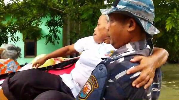 Demak Kembali Banjir, Prajurit Lanal Bantu Evakuasi Warga Terdampak
