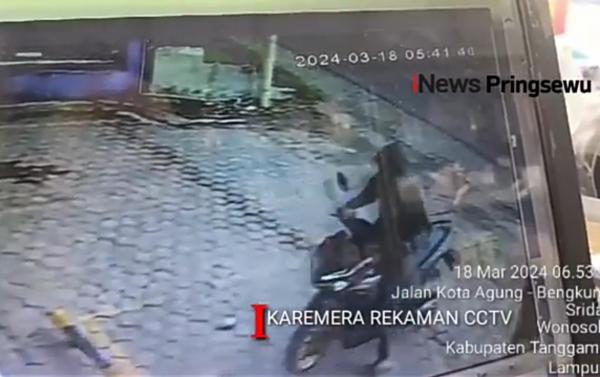 Video Hitungan Detik Maling Sikat Motor Milik Karyawan Toko Indomaret