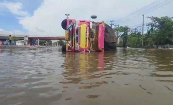 Kecelakaan di Jalur Pantura Kaligawe Semarang, Truk Terguling Nekat Terobos Banjir