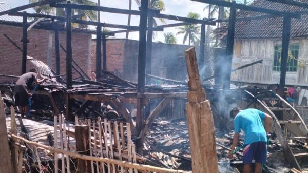 Rumah Panggung 12 Tiang Terbakar Hebat di Sape Bima, Diduga Sengaja Dibakar