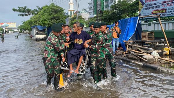 Aksi Prajurit Banteng Raiders Berjibaku Evakuasi Warga Terdampak Banjir di Kaligawe