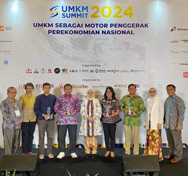 JNE Raih Penghargaan pada UMKM Summit Awards 2024