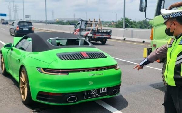 Giliran Porsche Tabrak Livina di Tol Porong-Surabaya, Pengemudi Hilang Kendali