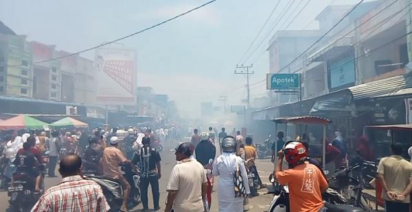 Warga Kota Meureudu Sempat Dibuat Panik, Satu Kios di Samping Kantor Keuchik Ludes Terbakar
