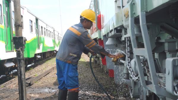 Mudik Lebaran 2024, KAI Daop 8 Surabaya Siapkan 59 Lokomotif dan 341 Kereta Api