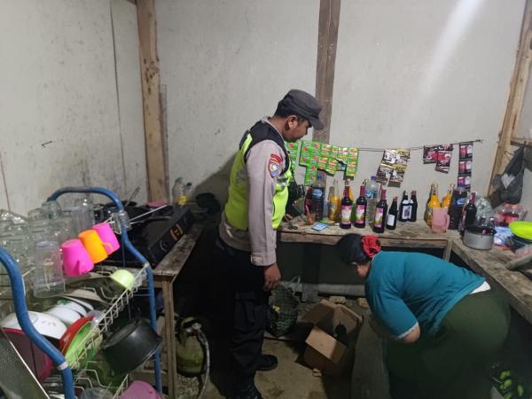 Polsek Tawangharjo Geler Operasi Pekat, Puluhan Botol Berisi Miras Diamankan