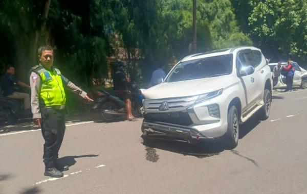 Sopir Hilang Kendali, 2 Minibus Tabrakan di Cilegon